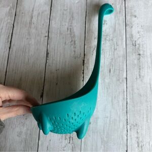 PREOWNED OTOTO MAMA NESSIE COLANDER BLUE STRAINER SPOON LADLE